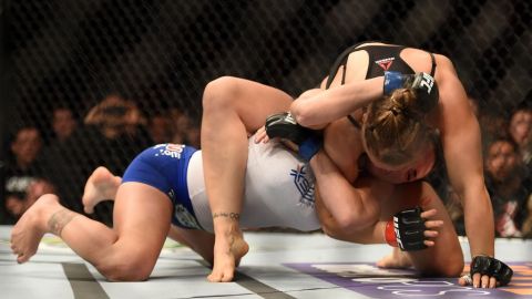 Ronda Rousey y Cat Zingano, durante su enfrentamiento en el Staples Center.