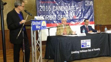 Los candidatos Andrew Thomas (sentado izq.) y Refugio Rodríguez asistieron a un debate en Huntington Park.