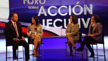 De derecha a izquierda: Rocío Sáenz, de SEIU; Marielene Hincapié, del Centro Nacional de Ley Migratoria; Gabriela Teissier, conductora de Univisión y León Krauze, conductor.