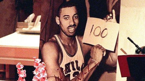 Una foto de Wilt Chamberlain durante su velorio en Los Ángeles en 1999.