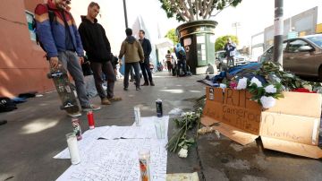 Velas y flores brindan homenaje a la memoria de 'Africa', el hombre que murió baleado por agentes del LAPD la tarde del domingo.
