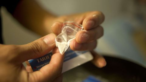 En total fueron arrestados dos que pretendían llevar la droga.