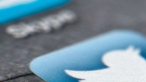 Las reglas de Twitter prohíben la publicación de amenazas directas contra otras personas.