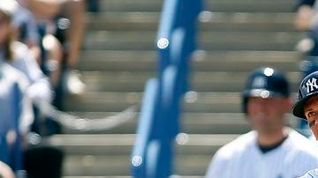 Rodríguez conectó en la baja del primer inning en el primer juego de entrenamiento de primavera de los Yankees.