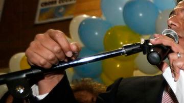 José Huízar festeja con sus simpatizantes los resultados preliminares de las elecciones en el Distrito 14 de LA.