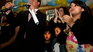 José Huízar festeja con sus simpatizantes los resultados preliminares de las elecciones en el Distrito 14 de LA.