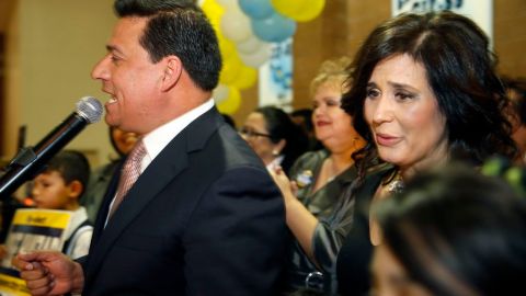 José Huizar ya festeja con sus seguidores su reelección para el Distrito 14 de Los Ángeles