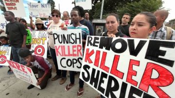 Residentes de  Compton  protestan por lo que llamaron "asesinatos" por parte de la Oficina del Sheriff de LA. (Archivo)