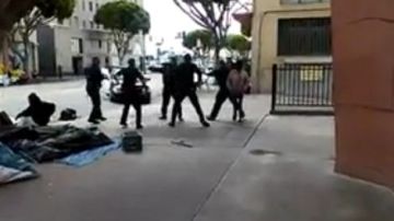 Imágenes del video que muestra la confrontación entre el LAPD y la víctima.