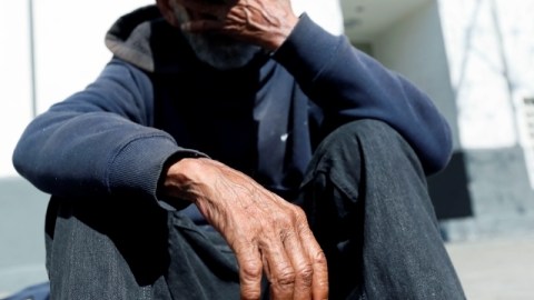 Julio de 70 años, se quedó sin trabajo y vive en Skid Row desde hace nueve meses.