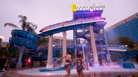Las albercas en Disneyland Hotel son ideales para toda la familia./