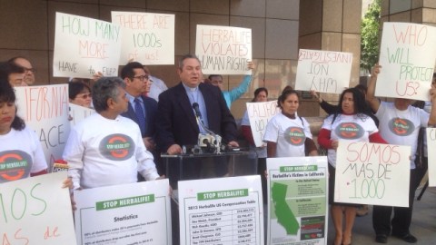 Protesta contra Herbalife ante la oficina de la fiscal de California.