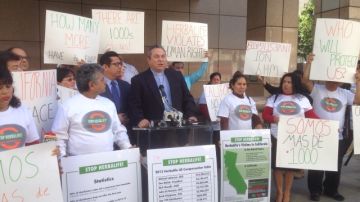 Protesta contra Herbalife ante la oficina de la fiscal de California.