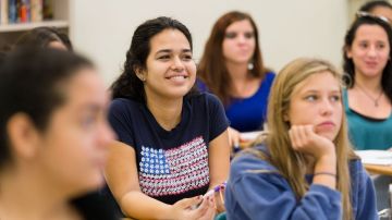 La asistencia financiera que el College Board destinada a los estudiantes universitarios de origen latino es administrada por el Fondo Hispano de Becas (HSF).