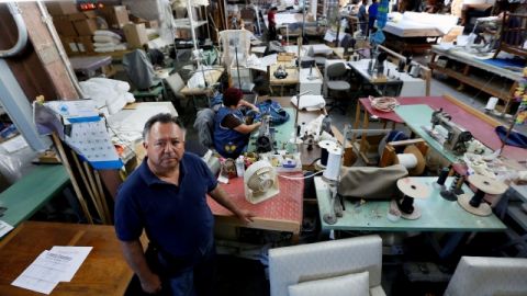 Roberto Castillo es el propietario de la empresa fabricante de muebles  Camely en el Este de Los Ángeles.