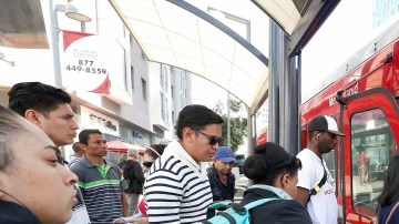 Los niños y niñas que van a la escuela en el condado de Los Ángeles podrán viajar gratis en buses y metro, si se aprueba la medida.