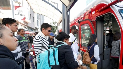 Los niños y niñas que van a la escuela en el condado de Los Ángeles podrán viajar gratis en buses y metro, si se aprueba la medida.