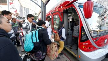 Los niños y niñas que van a la escuela en el condado de Los Ángeles podrán viajar gratis en buses y metro, si se aprueba la medida.