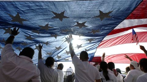 Millones de personas también están en pausa, a la espera de poder aplicar por los alivios migratorios.