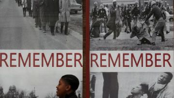 Un cartel con fotos de época de la marcha por los derechos civiles y el Domingo Sangriento, en Selma, Alabama.