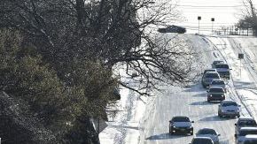 Unos coches resbalan a causa de la nieve y el hielo después de una nevada en Dallas, Texas.
