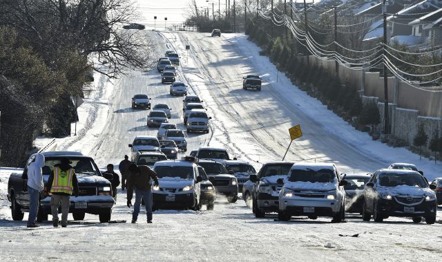 Unos coches resbalan a causa de la nieve y el hielo después de una nevada en Dallas, Texas.