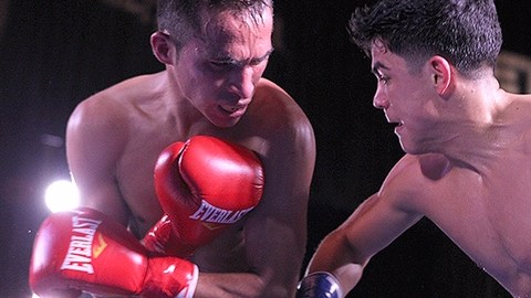El invicto Diaz (der.) conecta una derecha sobre Juan Luis Hernández el viernes 6 de marzo en el Belasco de Los Ángeles.