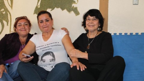 Karla Castañeda (c) sigue en búsqueda de su hija.