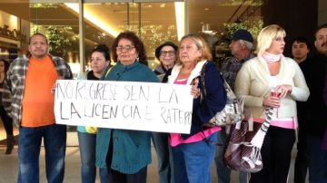 Personas afectadas por supuestos fraudes hipotecarios perpetrados por el abogado Siringoringo protestan afuera de la Barra de Abogados de California en Los Ángeles.