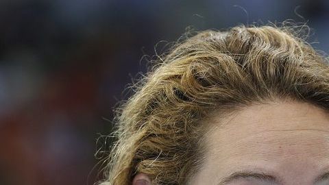 Fotografía de archivo tomada el 29 de julio de 2012 que muestra a la atleta francesa Camille Muffat tras ganar la medalla de oro en los 400m estilo libre en los Juegos Olímpicos de Londres.