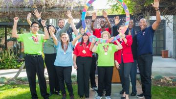 Funcionarios y atletas posan con el símbolo de los Juegos Mundiales LA2015 durante una ceremonia efectuada en la Fundación LA84 en Los Ángeles el 10 de marzo.