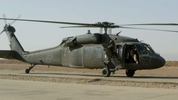 Los tripulantes realizan maniobras militares en un Black Hawk