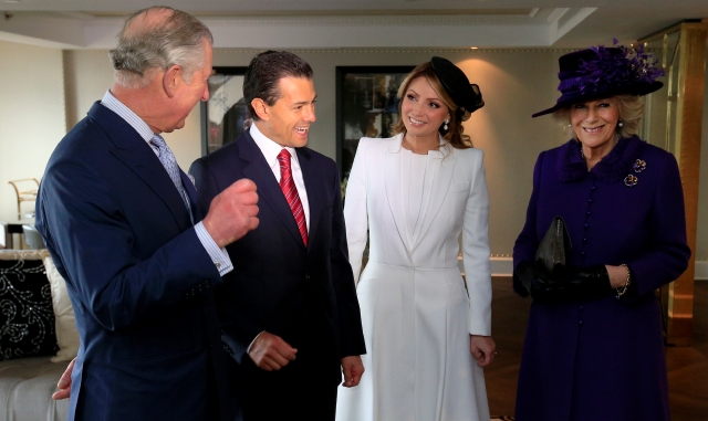 Enrique Peña Nieto (2 izq.) y Angélica Rivera (de blanco) junto al Príncipe Charles y a la Duquesa de Cornwall, en Londres.