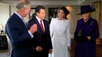Enrique Peña Nieto (2 izq.) y Angélica Rivera (de blanco) junto al Príncipe Charles y a la Duquesa de Cornwall, en Londres.