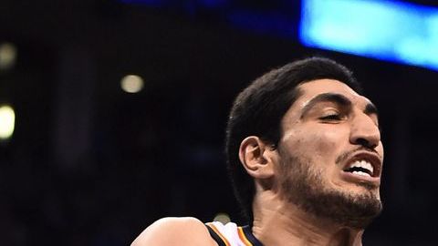 Enes Kanter y Matt Barnes disputan el balón.