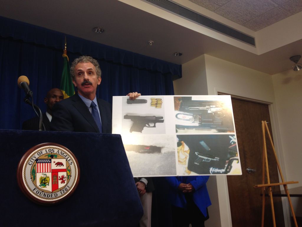 El fiscal Mike Feuer presentó imágenes de las armas a las que tenía acceso el niño en su hogar durante una conferencia de prensa.