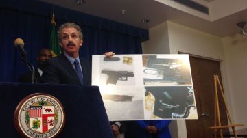 El fiscal Mike Feuer presentó imágenes de las armas a las que tenía acceso el niño en su hogar durante una conferencia de prensa.