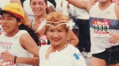 Laura y Ricardo Castañeda se casaron por segunda vez en plena carrera cuando cumplieron 25 años de matrimonio.