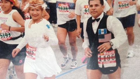 Laura y Ricardo Castañeda se casaron por segunda vez en plena carrera cuando cumplieron 25 años de matrimonio.