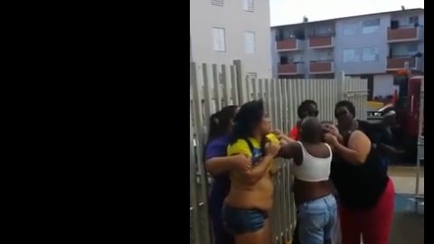 Una de las mujeres queda semidesnuda con sus senos al aire en medio del combate.