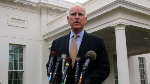 El gobernador de California, Jerry Brown, se dirigió a periodistas al salir de la Casa Blanca el viernes.