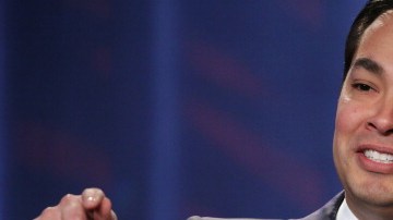 El secretario de Vivienda, Julián Castro, pide al Congreso aumentar el presupuesto para viviendas asequibles.