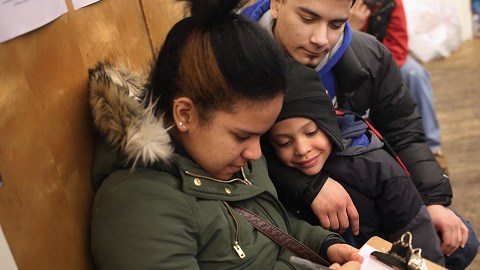 Una familia llena una solicitud de DACA en un taller en la Ciudad de Nueva York, el  el 18 de febrero de 2015.