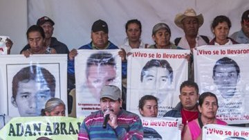 El 26 de septiembre de 2014 miembros de la Policía mexicana asesinaron a seis, hirieron a 25 y secuestraron a 43 estudiantes de la Universidad de Maestros Rurales de Ayotzinapa.