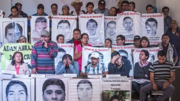 El 26 de septiembre de 2014 miembros de la Policía mexicana asesinaron a seis, hirieron a 25 y secuestraron a 43 estudiantes de la Universidad de Maestros Rurales de Ayotzinapa.