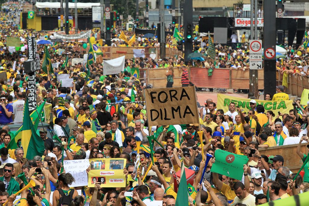 Miles De Personas Protestan Contra Rousseff En Brasil | La Opinión