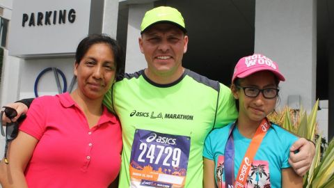 El padre carlos Macías (c) con Fátima y su madre Dolores.