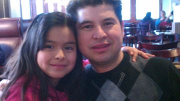El pastor menonita Max Villatoro con su hija menor, Angela.
