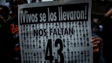 Los 43 alumnos de la escuela del magisterio de Ayotzinapa desaparecieron supuestamente a manos de autoridades corruptas y el cártel Guerreros Unidos en la ciudad de Iguala el 26 de septiembre.