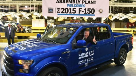 Joe Hinrichs, presidente de Ford de las Américas, a bordo de una F-150.